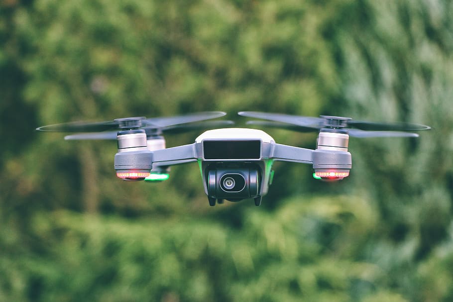 selectiu, focalitzar la fotografia, gris, drone, negre, blanc, mini quadcopter, ales, càmera, arbre, verd, hèlix, tecnologia, retrat, cámara, centrar-se en primer pla, temes de fotografia, dia, cap gent, planta, naturalesa, càmera - equip fotogràfic, camp, a l'aire lliure, terra, primer pla, enfocament selectiu, llum solar, herba, estil retro, transport, a l'aire, càmera digital, 5K