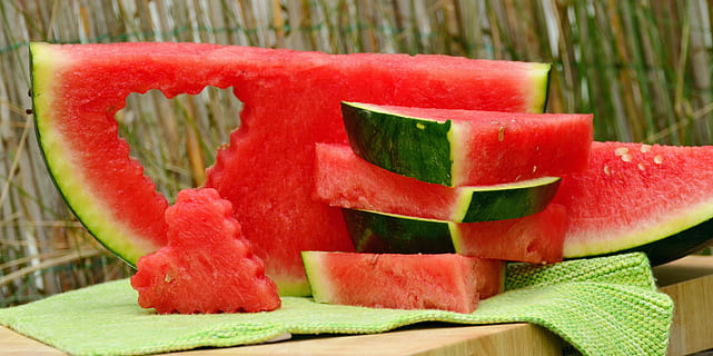 anguria, affettato, pezzi, melone, frutta, rosso, polpa, succoso, rinfresco, cibo, schiacciato, cuore, cibo e bevande, mangiare sano, fetta, benessere, estate, freschezza, avvicinamento, nessuno, colore verde, natura, concentrarsi sulle conoscenze acquisite, all'aperto, legno - materiale, tritato, 4K, CC0, dominio pubblico, privo di copyright