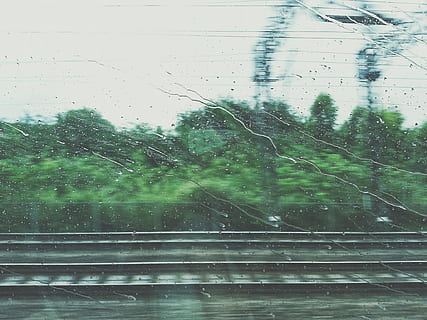 Foto, Regen, Tropfen, Wassertropfen, ziehen um, Zug, Fenster, verschwommen, Wald Hintergrund, braun, Schienen, Bäume, Natur, Winter, Schnee, keine Leute, Tag, Regentropfen, nass, Glas - Material, fallen, transparent, Wasser, Transport, die Architektur, Vollbild, Transportmittel, Hintergründe, draußen, Himmel, gebaute Struktur, Glas, Regenzeit, 1080P, CC0, gemeinfrei, lizenzfrei