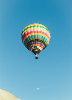 flerfarvede, hed, luftballon, blå, himmel, lav, vinkelfotografering, dag tid, lav vinkel, fotografering, dag, tid, varmluftballon, flyvende, eventyr, luft, luftfartøj, kurv, multi farvet, transportmidler, sport, udendørs, sjovt, rejse, varme - temperatur, sommer, fritidsaktiviteter, gul, fritidsaktivitet, ferier, Midt i luften, skyfri himmel, lav vinkel visning, ballon, faldskærm, kopiere plads, natur, ekstrem sport, frihed, mennesker, ballooning festival, 4K, CC0, offentligt domæne, royaltyfrie