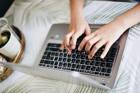 persona, mano, tastiere portatili, utilizzando, il computer portatile, digitando, lavoro, computer, mani, scrivania, prospettiva, studiando, attività commerciale, floreale, modello tropicale, etichettatura, moderno, minimo, tecnologia, tecnologia wireless, comunicazione, usando il portatile, mano umana, una persona, connessione, parte del corpo umano, adulto, in casa, donne, attrezzatura informatica, tastiera, tastiera del computer, Internet, rete di computer, parte del corpo, usando il computer, adolescente, comunicazioni globali, dito, tasto del computer, 5K, CC0, dominio pubblico, privo di copyright