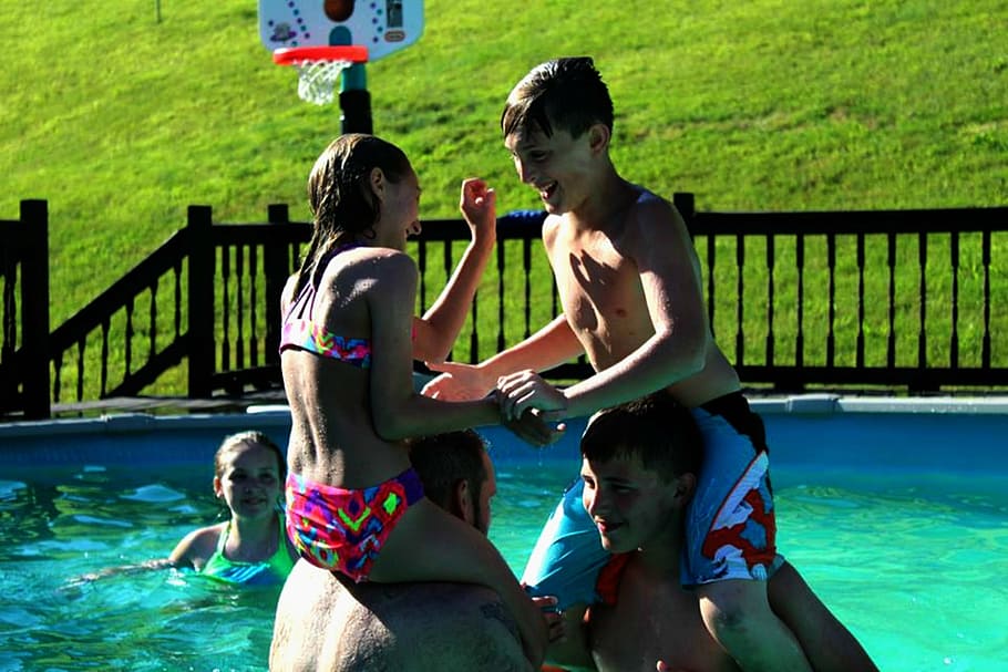 fiducia, amico, scopo, piscina, divertimento, persone, estate, all'aperto, felicità, sorridente, nuoto, amicizia, allegro, vacanze, acqua, godimento, costumi da bagno, bambino, ragazze, femmine, infanzia, solidarieta, donne, giorno, famiglia, natura, attività di svago, due persone, emozione, persone reali, costume da bagno intero, sorella, emozione positiva, 1080P