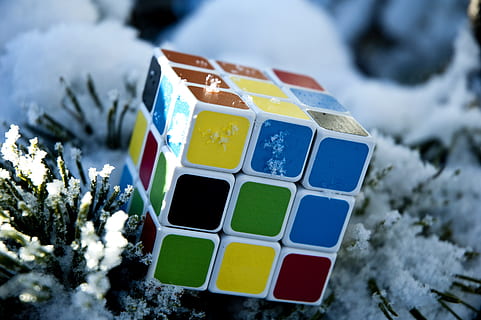 cubul lui Rubik, joc, soluţie, rezolvarea, Afaceri, iarnă, idee, culoare, termen limita, zăpadă, Crăciun, decor, albastru, natură, a închide, temperatura rece, jocuri de agrement, multi colorate, sportiv, nici o persoana, zi, să se concentreze asupra primelor elemente, selectiv, în aer liber, jucărie, plantă, concurență, îngheţat, camp, Activitatea de agrement, 2K, CC0, domeniu public, fără drepturi de autor