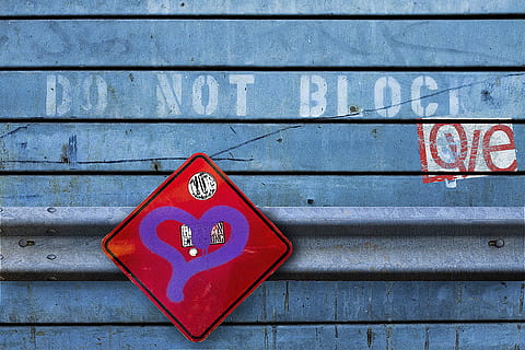 Hintergrund, Textur, Wand, Graffiti, städtisch, grunge, gemalt, Zeichen, Straßenschild, Sprühfarbe, grungy, Liebe, Herz, Aufkleber, rot, Tag, draußen, keine Leute, Nahansicht, gewelltes Eisen, Kommunikation, Text, westliche Schrift, Warnschild, gestalten, Darstellung, die Architektur, Metall, Sicherheit, Wandbau - Funktion, Blau, Herzform, menschliche Darstellung, gewellt, 4K