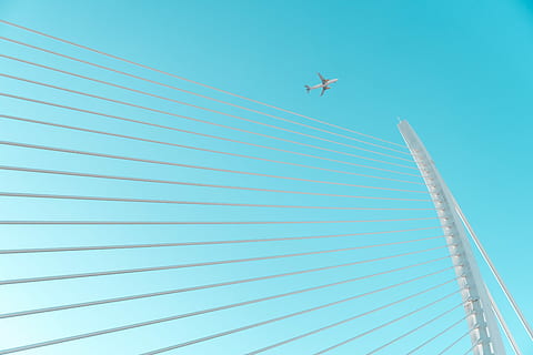 flygvy, flygplan, vit, posta, bro, rader, himmel, plan, arkitektur, transport, lågvinkelvy, flygande, resa, luftfordon, transportsätt, blå, inget folk, dag, natur, klar himmel, i luften, utomhus, byggd struktur, kommersiellt flygplan, kopiera utrymme, på resande fot, flygindustrin, 5K, CC0, offentligt domän, royaltyfria