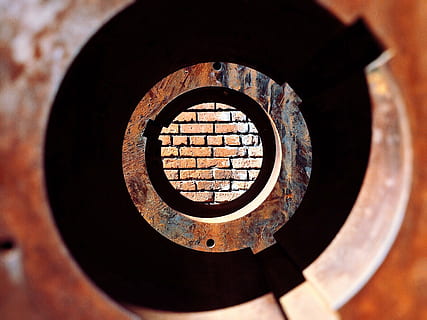 Kreis, Perspektive, Backstein, Eisen, Geometrische Figur, gestalten, keine Leute, Nahansicht, Muster, Metall, alt, direkt darüber, drinnen, die Architektur, rostig, Tag, Fokus auf den Vordergrund, Retro-Stil, selektiver Fokus, obsolet, High Angle View, Antiquität, Rad, 2K