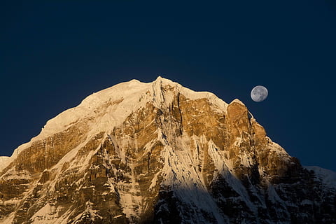 braun, Beige, Berg, Schnee, Natur, Gipfel, Himmel, Landschaft, szenen, draußen, Winter, Gebirge, Blau, Himalaya, keine Leute, Mond, Vollmond, Nacht-, Rock, solide, Rock - Objekt, Szenen - Natur, Schönheit in der Natur, Astronomie, Umgebung, Platz, Land, Klippe, planetarischer Mond, 5K, CC0, gemeinfrei, lizenzfrei
