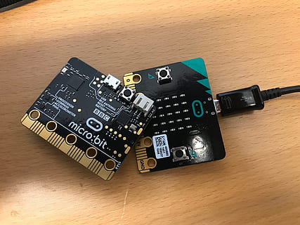 Mikrobit, Programmierung, Hersteller, Technologie, Computer, Ausrüstung, Leiterplatte, Computerchip, elektrische Ausrüstung, Elektronik-Industrie, keine Leute, drinnen, Nahansicht, Tag, Tabelle, Holz - Material, High Angle View, Stillleben, Kommunikation, Text, Verbindung, Kamera - Fotoausrüstung, westliche Schrift, Fotografie-Themen, schwarze Farbe, Metall, Computerausrüstung, Digitalkamera, 4K, CC0, gemeinfrei, lizenzfrei