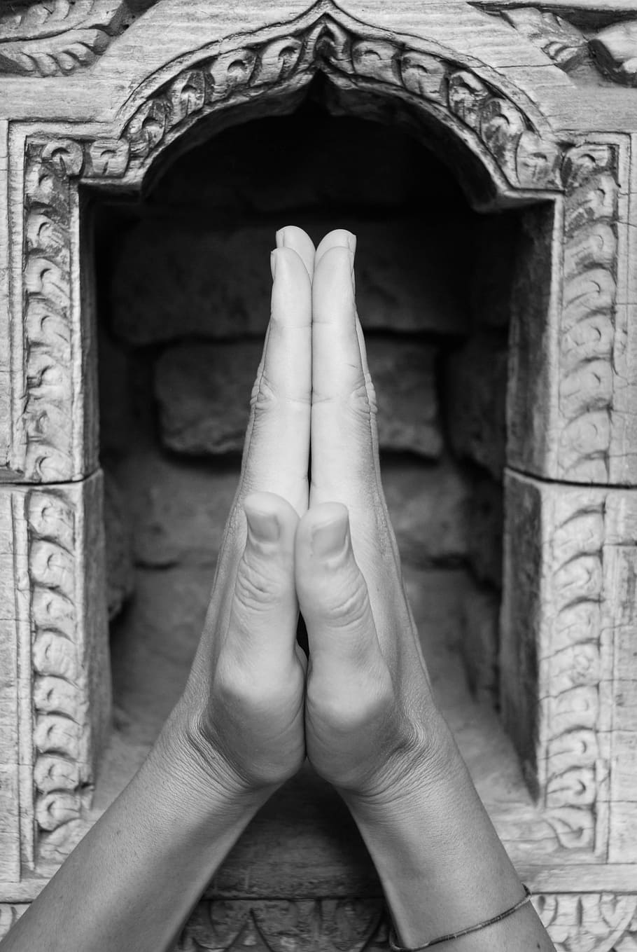 person, rørende, håndflade, nepal, tempel, hænder, en person, rigtige mennesker, arkitektur, menneskelig kropsdel, menneskelig hånd, bygget struktur, kropsdel, hånd, bygning, menneskelig finger, finger, indendørs, fortiden, dag, fokus på forgrunden, uigenkendelig person, historie, bue, 4K