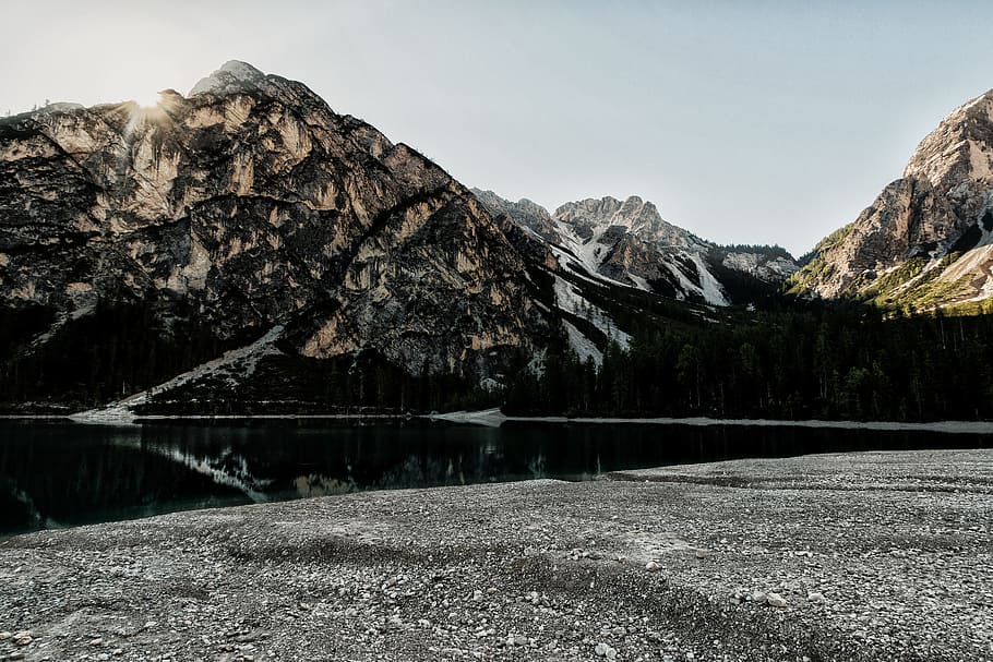 muntanya coberta de neu, bonic, núvols, la llum del dia, bosc, herba, fons de pantalla hd, alt, llac, vora del llac, paisatge, cim de muntanya, muntanyes, naturalesa, a l'aire lliure, parc, reflexions, roques, escènic, cel, neu, pedres, arbres, vall, aigua, boscos, muntanya, bellesa a la natura, escenics - natura, tranquil·litat, Serra, escena tranquil·la, reflexió, escena no urbana, arbre, rock, cap gent, idíl·lic, rock - object, sòlid, planta, formació, muntanya nevada, llac de reflexió, 5K