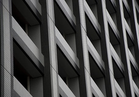 baix, fotografia d'angle, gris, edifici de diversos pisos, poc profund, focalitzar la fotografia, concret, edifici, arquitectura, resum, finestra, ciutat, estructura construïda, exterior de l'edifici, marc complet, patró, cap gent, vista d’angle baix, fons, dia, modern, repetició, a l'aire lliure, oficina, primer pla, disseny, exterior d’edifici d’oficines, característica arquitectònica, 4K, CC0, domini públic, lliure de regalies