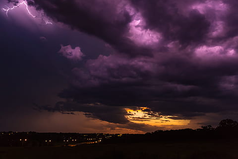 by, nat, lilla, orange, overskyet, himmel, nimbus skyer, By lys, nattetid, lyn, Sky, storm, vejr, natur, solnedgang, sky - himmel, mørk, cloudscape, dramatisk himmel, skumring, udendørs, scenics, tordenvejr, landskab, storm sky, skønhed i naturen, miljø, scenics - natur, ingen mennesker, magt i naturen, silhuet, ildevarslende, regn, 5K, CC0, offentligt domæne, royaltyfrie
