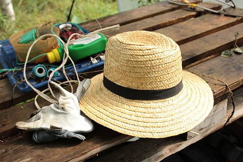 giardino, cappello, cappello di paglia, capi di abbigliamento, legno - materiale, nessuno, giorno, modo di trasporto, natura, avvicinamento, corda, luce del sole, vista dall'alto, natura morta, acqua, mezzi di trasporto, all'aperto, protezione, tavolo, concentrarsi sulle conoscenze acquisite, sicurezza, accessorio personale, 5K