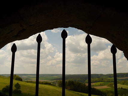 Zaun, Tor, links, Gefängnis, Aussicht, Ausblick, erwischt, inbegriffen, Gitter, Riegel, keine Leute, Natur, draußen, Landschaft, szenen, Tag, Szenen - Natur, Umgebung, Berg, Himmel, Schönheit in der Natur, Pflanze, Land, Gras, Gebirge, die Architektur, wolke - himmel, Baum, Feld, ruhige Szene, architektonische Säule, 2K, CC0, gemeinfrei, lizenzfrei