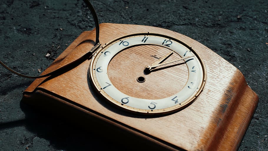 fotografia ravvicinata, Marrone, di legno, incorniciato, orologio analogico, 00:06, antico, classico, orologio, tempo, Vintage ▾, vista dall'alto, vecchio stile, nessuno, giorno, avvicinamento, in casa, quadrante, mano minuta, numero, legno - materiale, strumento del tempo, in stile retrò, cerchio, precisione, lancetta dell'orologio, forma geometrica, natura morta, forma, accessorio personale, 4K