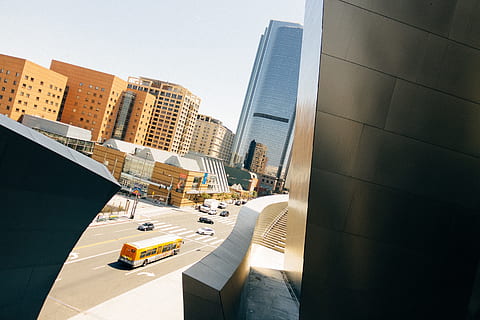 arquitectura, edifici, infraestructura, blau, cel, gratacels, torre, carrer, carretera, vianants, autobús, ciutat, exterior de l'edifici, estructura construïda, transport, manera de transport, vida de ciutat, exterior d’edifici d’oficines, vista d’angle alt, modern, naturalesa, dia, llum solar, automòbil, cotxe, viatjar, paisatge urbà, cap gent, districte financer, 5K, CC0, domini públic, lliure de regalies