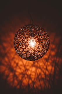 selektiv, fokus fotografering, rund ledningslampe, fokus bilde, rund, rød, lyspære, lys, ball, string, lampe, skygge, belyst, belysningsutstyr, ingen folk, oransje farge, elektrisitet, henger, sfære, innendørs, nærbilde, lys - naturlig fenomen, natt, glødende, form, enkelt objekt, sirkel, lav vinkel visning, geometrisk form, fokusere på forgrunnen, silhouette, elektrisk lampe, tak, 8K, CC0, offentlig domene, opphavsrett gratis