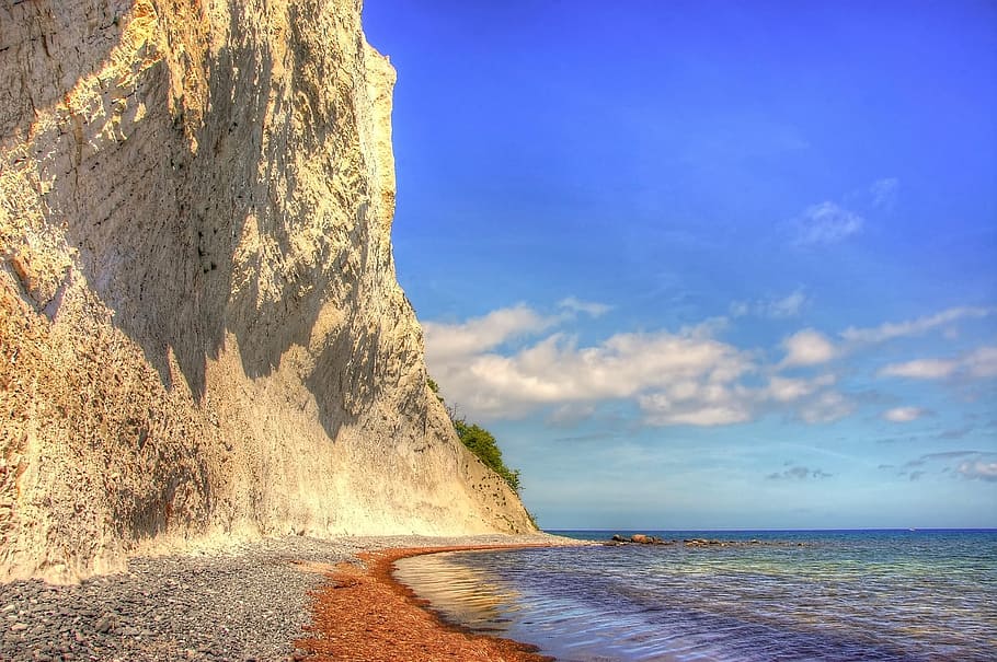 beix, penya-segat, al costat, cos, aigua, durant el dia, foto, mon, penya-segats blancs, Dinamarca, rock, moens klint, Mar Bàltic, møns klint, illa mön, mar, assolellat, naturalesa, blau, llac, estiu, banc, cel, Costa, festa, platja, paisatge, infern, cel blau, vista, atracció turística, illa, moen, paisatge de platja, romàntic, bellesa a la natura, escenics - natura, terra, escena tranquil·la, tranquil·litat, cap gent, dia, arbre, escena no urbana, núvol - cel, planta, horitzó sobre l’aigua, horitzó, a l'aire lliure, 2K