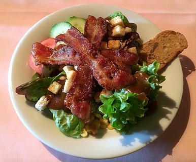 salat, bacon, tomat, brød, spise, mat, klar til å spise, mat og Drikke, tallerken, friskhet, serveringsstørrelse, innendørs, nærbilde, stilleben, grønnsak, kjøtt, bord, ingen folk, måltid, spise sunt, velvære, høy vinkel visning, overbærenhet, forrett, servise, garnityr, servering parabolen, hvitt kjøtt, fristelse, middag, 2K, CC0, offentlig domene, opphavsrett gratis
