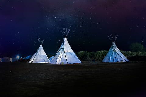tre, bianca, tende, notte, campeggio, teepee, tenda, stella - spazio, natura, paesaggio, cielo, albero, buio, all'aperto, via Lattea, nessuno, illuminato, spazio, astronomia, scienza, lunga esposizione, scenics - natura, galassia, stella, terra, bellezza nella natura, campo, spazio e astronomia, 5K, CC0, dominio pubblico, privo di copyright