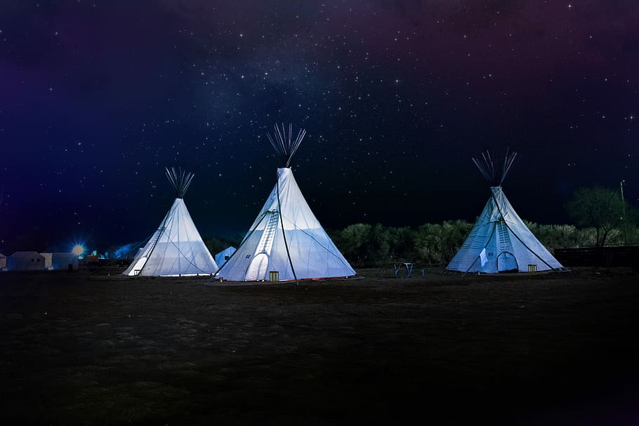 tres, blanc, tendes de campanya, nit, campament, tepee, tenda, estrella - espai, naturalesa, paisatge, cel, arbre, fosc, a l'aire lliure, Via Làctea, cap gent, il·luminat, espai, astronomia, ciència, exposició llarga, escenics - natura, galàxia, estrella, terra, bellesa a la natura, camp, espai i astronomia, 5K