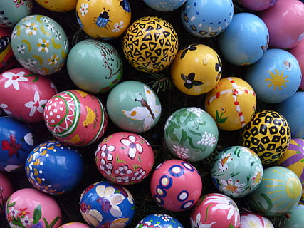 partij met veelkleurige paaseieren, Pasen, Paas eieren, kleurrijk, verf, paasei, easter egg schilderij, schilderij, ei, multi gekleurd, vakantie, patroon, kunst en ambacht, geen mensen, viering, voedsel, achtergronden, eten en drinken, volledig kader, creativiteit, detailopname, ambacht, grote groep objecten, ontwerp, bloemenpatroon, 2K, CC0, publiek domein, royaltyvrij