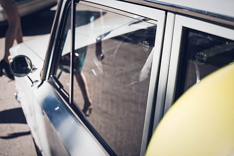 Frau, gesehen, Gehen, Reflexion, Autofenster, klassisches weißes Auto, letzte Glocke, Fenster, Auto, Transport, Landfahrzeug, Transportart, draußen, keine Leute, Tag, Transportmittel, Kraftfahrzeug, Glas - Material, Reise, Bewegung, unterwegs, transparent, Seitenspiegel, Straße, Stadt, Windschutzscheibe, High Angle View, 5K