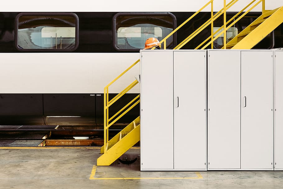 sguardo d'acciaio giallo, bianca, di legno, Consiglio dei ministri, accanto, giallo, scale in acciaio, arancia, cappello duro, acciaio, scala, costruzione, industriale, lavori di costruzione, mezzi di trasporto, industria, industria di costruzioni, modalità di trasporto, in casa, Al dettaglio, trasporto merci, architettura, modo di trasporto, struttura costruita, giorno, all'aperto, nessuno, attività commerciale, esterno dell'edificio, veicolo terrestre, contenitore, ringhiera, stanza domestica, viaggio, città, 4K