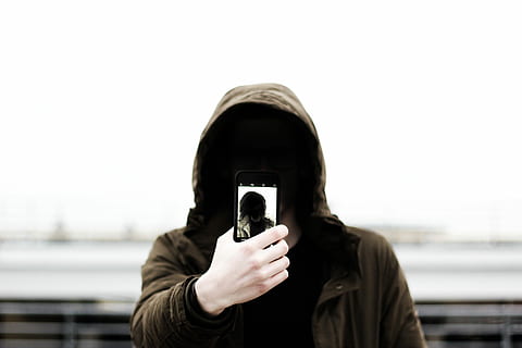 persona, celebració, telèfon, portar, marró, dessuadora, gent, una persona, a l'aire lliure, escena urbana, vida de ciutat, dones, caputxa - roba, samarreta amb caputxa, adult, roba casual, tirada al cap, només adults, persones reals, retrat, vista frontal, de peu, centrar-se en primer pla, cel, estils de vida, dia, persona irreconeixible, cara oculta, campana, naturalesa, activitat d'oci, roba, 5K