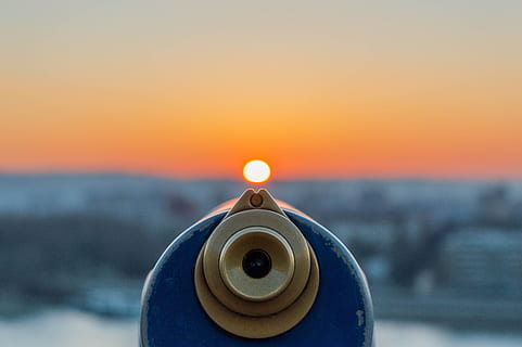 lumière, Aube, le coucher du soleil, Soleil, crépuscule, macro, vue, télescope, ciel, eau, mer, la nature, Voyage, paysages - nature, monnayeur, jumelles, Destinations de voyage, horizon, tourisme, télescope à main, personne, Sécurité, scène tranquille, environnement, beauté dans la nature, espace de copie, en plein air, horizon au-dessus de l'eau, 5K, CC0, domaine public, libre de droits