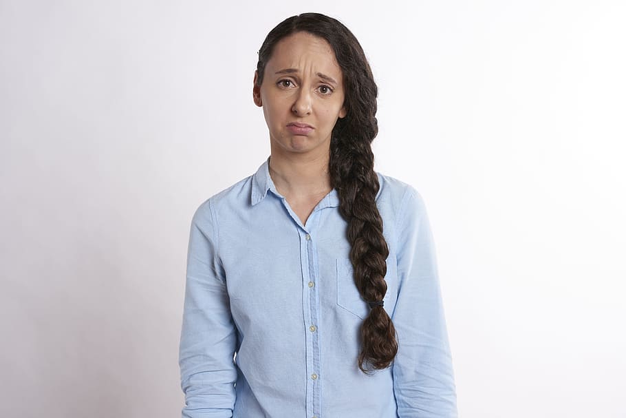 donna triste in piedi, irritato, pazzo, pianto, donna, triste, in preda al panico, adulto, giovane, isolato, persone, ritratto, attività commerciale, male, professionale, persona, donne, fallimento, collega, incontro, infelice, lavoro, crisi, arrabbiato, preoccupato, discutere, stress, stressato, conflitto, lavoratore, lavoro di squadra, guaio, problema, vista frontale, una persona, girato in studio, in piedi, sfondo bianco, guardando la fotocamera, dalla vita in su, in casa, capelli, acconciatura, copia spazio, abbigliamento casual, camicia button down, metà adulto, capelli lunghi, adulto maturo, contemplazione, 5K