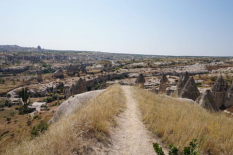 tacchino, Cappadocia, cielo, natura, nessuno, architettura, pianta, scenics - natura, erba, paesaggio, ambiente, cielo sereno, direzione, bellezza nella natura, destinazioni di viaggio, giorno, solido, all'aperto, struttura costruita, storia, la tranquillità, sentiero, antica civiltà, 5K, CC0, dominio pubblico, privo di copyright