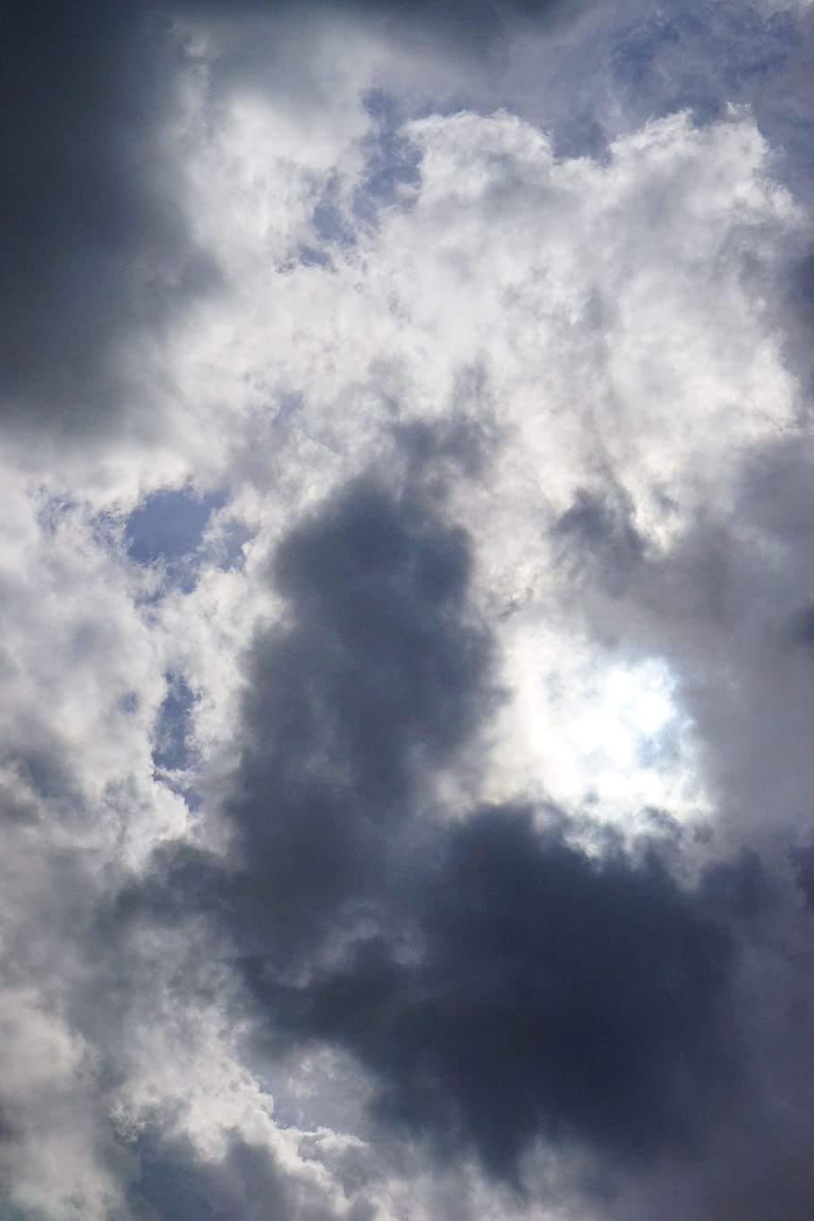 skyer, sol, skjult, dækket, himmel, overskyet, mørke skyer, frem, storm, hvid, blå, grå, baggrunde, cloudscape, vejr, dramatisk himmel, natur, sky - himmel, lav vinkel visning, skønhed i naturen, scenics - natur, ingen mennesker, ro, dag, rolig scene, udendørs, fuld ramme, hvid farve, idyllisk, sollys, fluffy, meteorologi, 5K