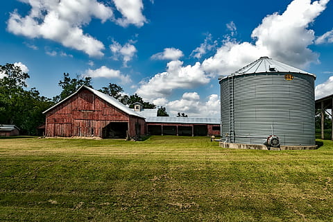arquitectura, granero, edificio, nubes, campo, granja, hierba, al aire libre, rural, rústico, cobertizo, silo, agricultura, estructura construida, exterior del edificio, cielo, nube - cielo, naturaleza, tierra, día, edificio agricola, planta, paisaje, casa, nadie, industria, 1080P, CC0, dominio público, libre de derechos