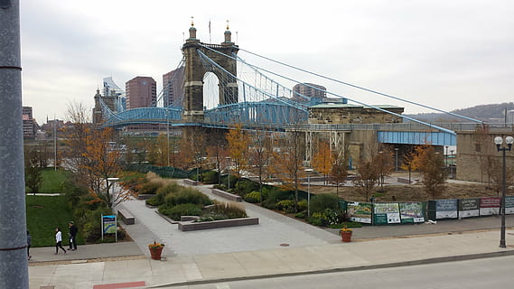cincinnati, ponte, fiume, architettura, struttura costruita, esterno dell'edificio, città, cielo, costruzione, persone accessorie, giorno, destinazioni di viaggio, natura, vita di città, mezzi di trasporto, strada, connessione, edificio per uffici esterno, viaggio, paesaggio urbano, all'aperto, moderno, grattacielo, 4K, CC0, dominio pubblico, privo di copyright