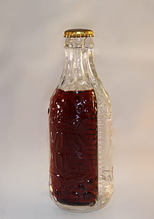 aigua, vi, vermell, vi negre, dividir, ampolla, vi, ampolla dividida, Itàlia, antic, vell, beure, benefici de, alcohol, raïm, vidre, noble, transparent, menjar i beguda, tir de l'estudi, refresc, cap gent, contenidor, a l'interior, primer pla, vidre - material, menjar, sol objecte, frescor, fons blanc, natura morta, centrar-se en primer pla, jar, plàstic, 1080P, CC0, domini públic, lliure de regalies