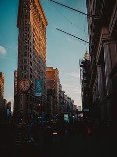 bajo, fotografía de ángulo, edificio, nuevo, york times square, arquitectura, esquina, estructura, torre, exterior del edificio, estructura construida, ciudad, cielo, calle, modo de transporte, transporte, coche, Vehículo de motor, edificio de oficinas exterior, calle de la ciudad, rascacielos, la carretera, altura maxima, personas incidentales, vista de ángulo bajo, vida en la ciudad, al aire libre, moderno, electricidad, 4K, CC0, dominio público, libre de derechos