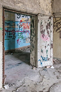 fundo, construção, sair, velho, grafite, expirado, arquitetura, estrutura construída, abandonado, recurso de construção de parede, dia, Entrada, ninguém, estragado, porta, declínio, casa, deterioração, má condição, atropelar, obsoleto, intemperizado, dentro de casa, bagunçado, arruinado, 4K, CC0, domínio público, royalty free