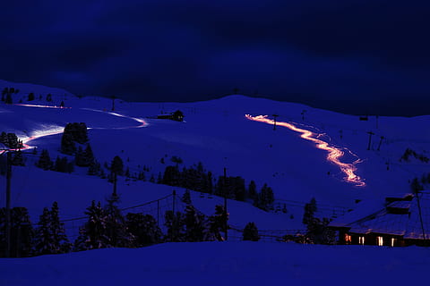 Alperne, koldt, lys, lys, bevægelse, kold, lys, bevægelse, bjerg, nat, ski, skiløber, skiløbere, sne, vinter, belyst, lilla, kold temperatur, himmel, træ, skønhed i naturen, natur, scenics - natur, plante, miljø, sky - himmel, skumring, ingen mennesker, snedækket bjerg, landskab, ikke-urbane scene, skisportssted, 4K, CC0, offentligt domæne, royaltyfrie