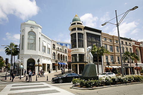edificio in cemento bianco, colline, rodeo, guida, California, beverly, rodeo, guidare, los, angeles, palma, shopping, progettista, quartiere, couture, strada, Stati Uniti d'America, cartello, moda, attività commerciale, auto, famoso, viaggio, città, affluente, turismo, lusso, capi di abbigliamento, punto di riferimento, turista, ricco, esclusivo, pedone, boutique, rivenditori, etichetta, alto, architettura, persone, scena urbana, esterno dell'edificio, struttura costruita, posizioni di viaggio, destinazioni di viaggio, giorno, cielo, natura, costruzione, persone accessorie, pianta, albero, gruppo di persone, nuvola - cielo, Fontana, luce del sole, mezzi di trasporto, donne, scultura, all'aperto, 4K, CC0, dominio pubblico, privo di copyright