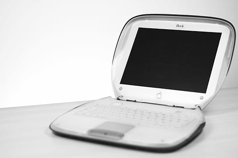 il computer portatile, tecnologia, computer, display, dispositivo Apple, elettronica, io prenoto, tastiera, tenere sotto controllo, portatile, schermo, tecnologia wireless, connessione, comunicazione, attrezzatura informatica, dispositivo di informazione portatile, nessuno, tastiera del computer, avvicinamento, tavolo, Internet, schermo del dispositivo, rete di computer, schermo del computer, in casa, copia spazio, comunicazioni globali, vuoto, 5K, CC0, dominio pubblico, privo di copyright