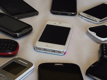 Handy viel, iphone, Smartphone, Berührungsempfindlicher Bildschirm, Bildschirm, Mobiltelefon, Handy, Telefon, Kommunikation, zellular, Handy, Mobiltelefon, Technologie, Verbindung, kabellose Technologie, keine Leute, tragbares Informationsgerät, drinnen, High Angle View, Taschenrechner, Laptop, Computer, Tabelle, Schreibtisch, Portabilität, direkt darüber, Möbel, Sitz, Tastatur, 4K, CC0, gemeinfrei, lizenzfrei