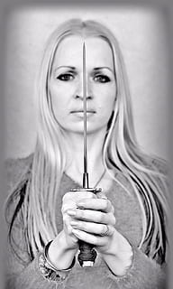 sverd, hånd, våpen, dolk, ansikts, bremser hvit, blond kvinne, tanto, kun en kvinne, bare kvinner, bare en ung kvinne, kun voksne, ung voksen, én person, voksen, blondt hår, langt hår, hodeskudd, portrett, holding, unge kvinner, forfra, ser på kameraet, hår, innendørs, kvinner, skjønnhet, vakker dame, ekte folk, frisyre, tanke, 2K, CC0, offentlig domene, opphavsrett gratis