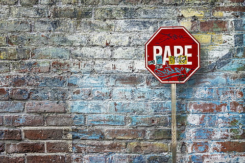 sfondo, struttura, parete, graffiti, urbano, grunge, dipinto, cartello, segnale stradale, vernice spray, grungy, muro di mattoni, caratteristica della parete, testo, nessuno, segnale di pericolo, all'aperto, mattone, comunicazione, struttura costruita, sceneggiatura occidentale, architettura, giorno, esterno dell'edificio, lettera maiuscola, rosso, strada, segno di informazione, Messaggio, 4K, CC0, dominio pubblico, privo di copyright