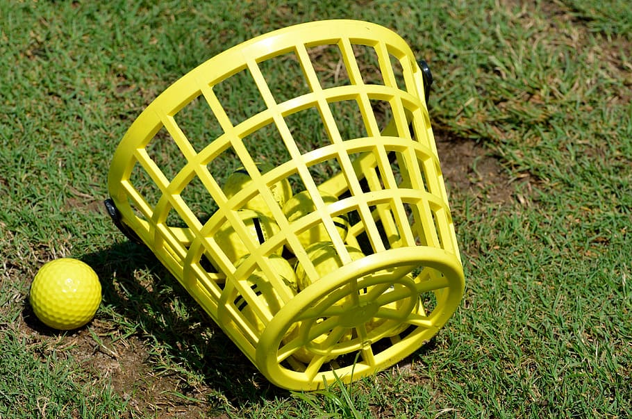 cistella, camp de pràctiques, pràctica, pilota, golf, esport, joc, equipament, formació, equip, jugador, a l'aire lliure, curs, verds, gespa, herba, pilota de golf, groc, planta, cap gent, dia, color verd, camp, naturalesa, primer pla, terra, vista d’angle alt, contenidor, centrar-se en primer pla, patró, equipament esportiu, 4K
