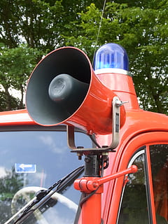auto, Oldtimer, foc, roșu, corn, semnal, difuzor de incendiu, mijloc de transport, zi, transport, copac, vehiculul terestru, să se concentreze asupra primelor elemente, nici o persoana, a închide, natură, plantă, metal, bicicletă, în aer liber, comunicare, text, echipamente de iluminat, oraș, balon, staționar, 2K, CC0, domeniu public, fără drepturi de autor