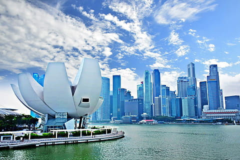 paisagem urbana, agua, arranha-céu, marina bay, horizonte urbano, cena urbana, Cingapura, cidade, arquitetura, lugar famoso, exterior do edifício, estrutura construída, moderno, céu, cidade de cingapura, destinos de viagem, azul, distrito da baixa, o negócio, marina bay sands hotel, exterior do prédio de escritórios, construção, transporte, nuvem - céu, panorama, dia, beira-mar, natureza, ninguém, alto - alto, ao ar livre, embarcações de passageiros, Distrito financeiro, baía, Cruzeiro, iate, 1080P, CC0, domínio público, royalty free