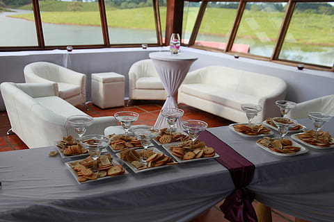 sofà, sillo, habitació, menjar i beguda, taula, restaurant, menjar, vidre, negocis, frescor, a l'interior, placa, cap gent, llest per menjar, equipament per a la llar, vidre - material, seient, cadira, copa, beure, mida de la porció, dia, transparent, configuració, safata, 5K, CC0, domini públic, lliure de regalies