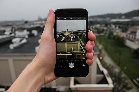 person, bedrift, iphone, viser, bygning rooftop, æble, by, elektronik, fokus, hånd, mobiltelefon, perspektiv, Foto, smartphone, tager foto, teknologi, rejse, menneskelig hånd, menneskelig kropsdel, fotografering temaer, fotografere, aktivitet, arkitektur, en person, kamera - fotografisk udstyr, bygning udvendig, fokus på forgrunden, tæt på, beskæftigelse, meddelelse, dag, udendørs, digitalt kamera, bybilledet, filme, finger, menneskelig lem, 5K, CC0, offentligt domæne, royaltyfrie