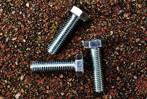 vite, bullone esagonale, materiale da costruzione, argento, metallo, vista dall'alto, bullone, due oggetti, strumento di lavoro, avvicinamento, natura morta, color argento, dado - chiusura, attrezzatura, nessuno, tavolo, direttamente sopra, in casa, concentrarsi sulle conoscenze acquisite, singolo oggetto, acuto, 5K, CC0, dominio pubblico, privo di copyright